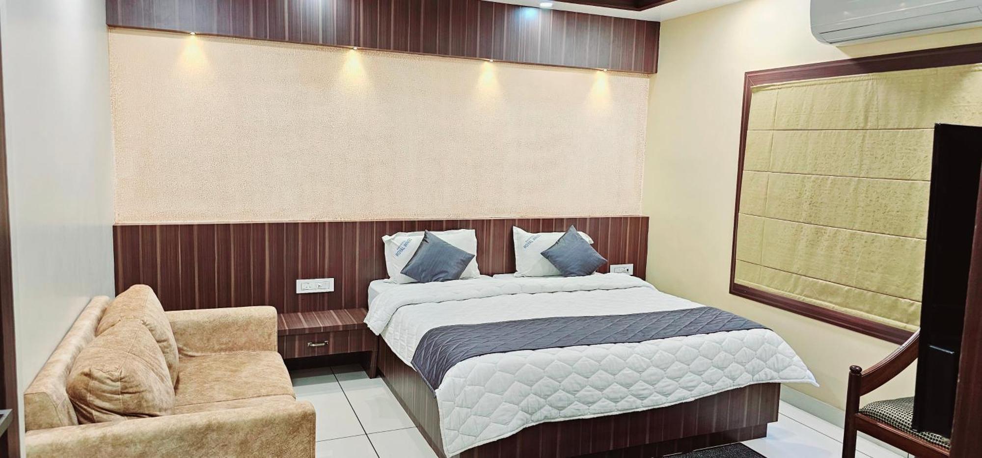 Hotel Royal Wings Elūr 外观 照片